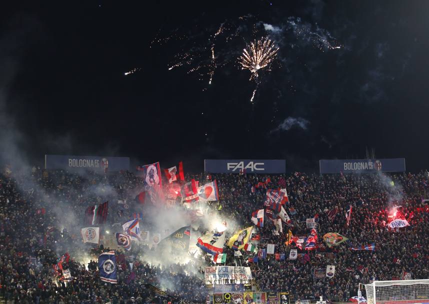 Fuochi d&#39;artificio al Dall&#39;Ara di Bologna prima dell&#39;inizio della partita contro la Juve: sono 30 mila gli spettatori. (Ansa)